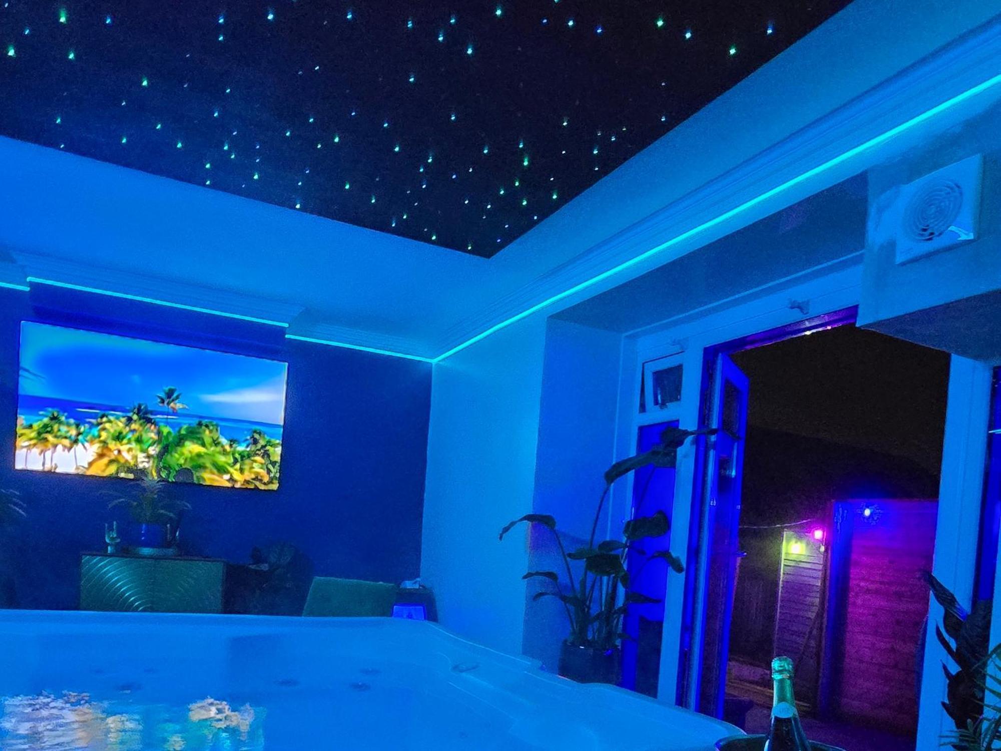 The New Blue Horse Suite At The Grumpy Schnauzer B&B Luxury Private Indoor Hot Tub Breakfast In Bed Airdrie Eksteriør billede